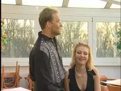 Beim Maulfick saugt die willige Blondine den langen Schwanz