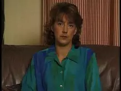 Betagte Hure bläst einen großen Penis