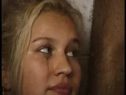 Schlanke Hellhaarige mit gigantischen Möpsen erhält Ladung Samen