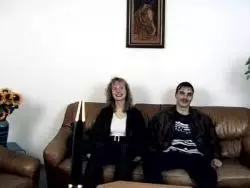 Heiße blonde Amateurin macht den harten Kehlenfick