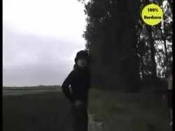 Unerfahrene Hure mit liebreuzender Outfit pisst ungeniert