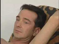 Heiße Milf lässt sich von potentem Hengst die rasierte Muschi bearbeiten