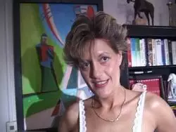 Perverse Frau knetet ihre süßen Hupen