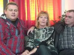 Die geile Blondine lässt sich von zwei Kerlen rammeln