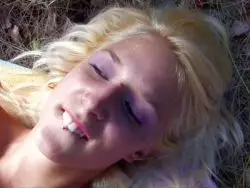 Im Freien wird die Hure von dem Typen durchgebumst