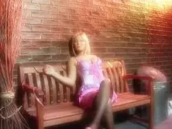 Attraktive fitte Blondierte lutscht mehrere Schwänze