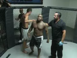 Attraktive perverse Hure saugt einen Schniedel