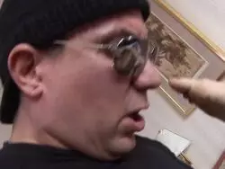 Beim Vögeln bekommt der spitze Typ ein Blowjob von der Nutte