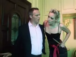 Drahtige Dame wird in ihre rasierte Muschi gevögelt