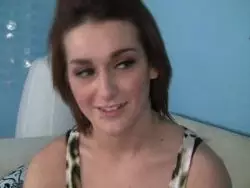 Schlanke Nutte wird in ihre rasierte Muschi gerammelt