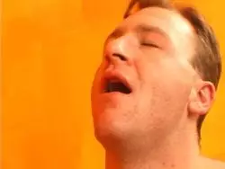 Verdorbener Mann rammelt eine Möse mit einem Sexspielzeug