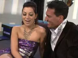 Starker Herr mit Tattoos schmeckt eine Muschi